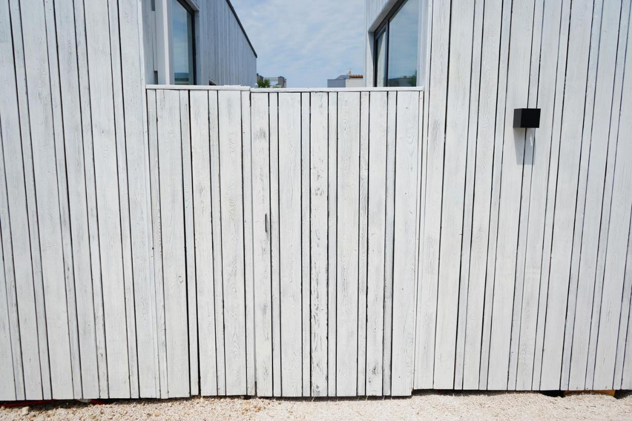 Boutique Style Eco-Beachhouse, Private Jacuzzi Privlaka  Exterior photo